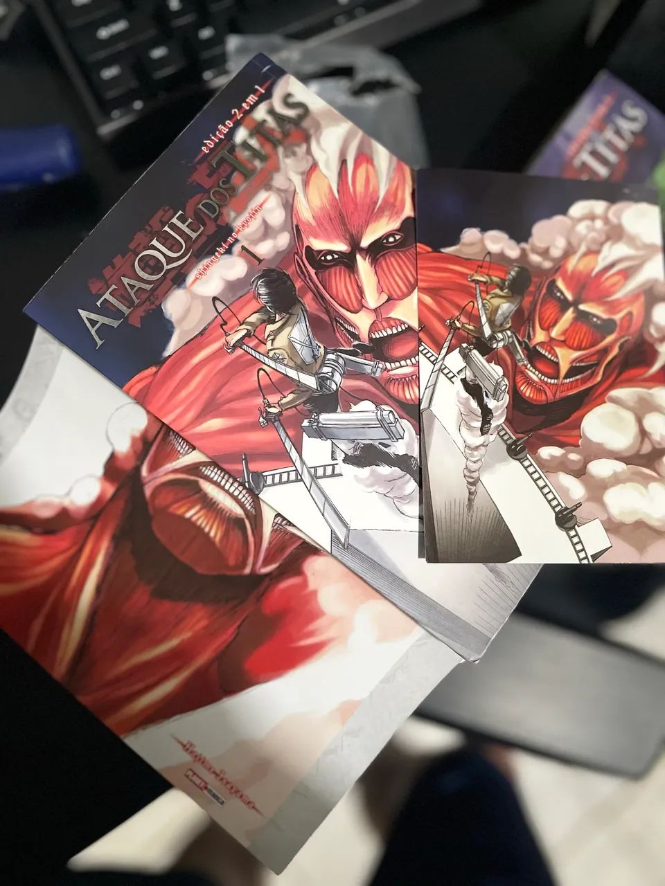 Attack on Titan 2 em 1 volumes 1 2 e 3 - Foto 4