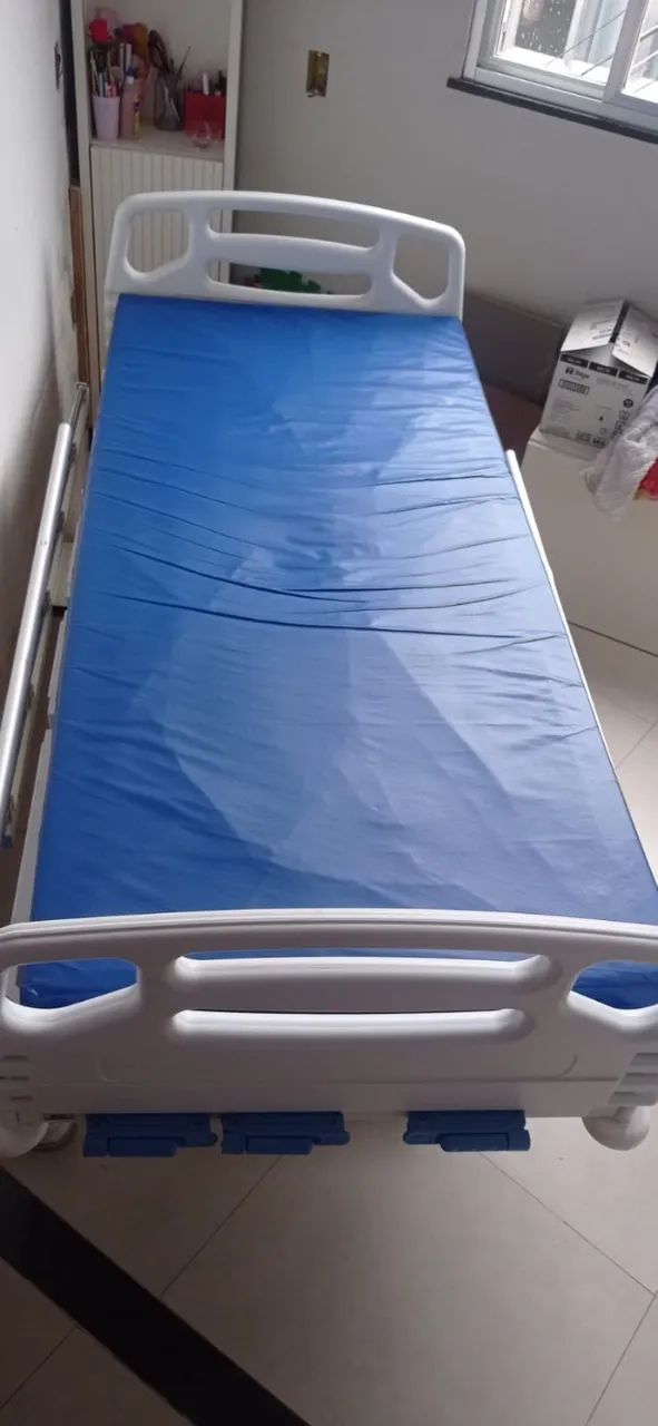 Cama hospitalar com colchão.