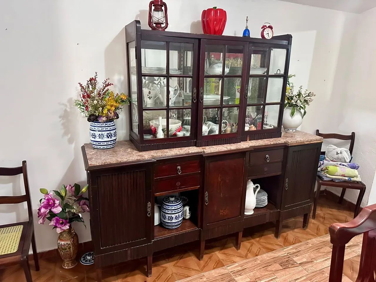 Conjunto colonial de móveis de buffet, com cristaleira.