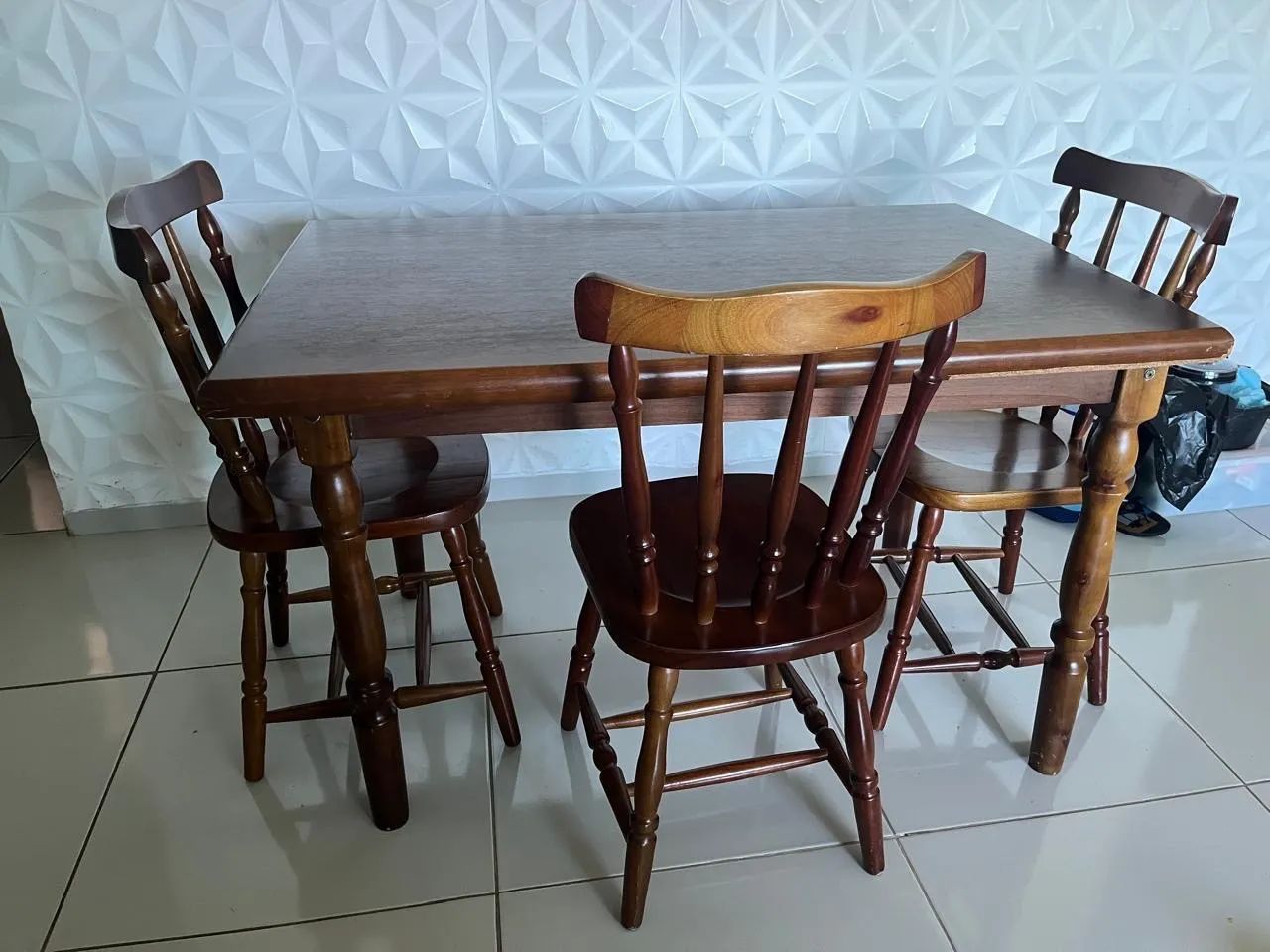 Mesa com 4 cadeiras de madeira - Foto 4