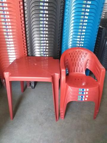 Conjunto de Mesa e Poltronas Plásticas, R$150,00. Até 6x No Cartão! - Foto 3