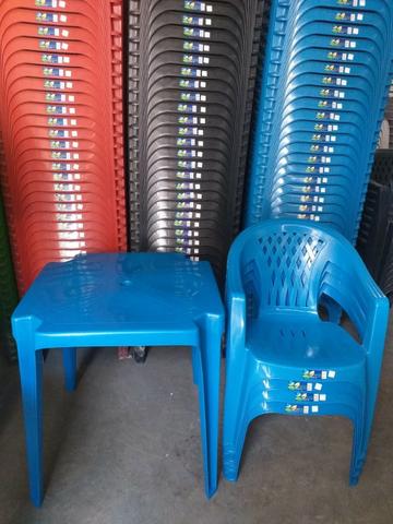Conjunto de Mesa e Poltronas Plásticas, R$150,00. Até 6x No Cartão! - Foto 2