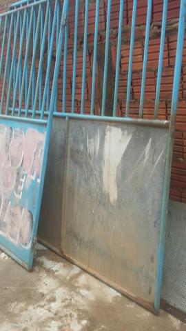 Vende-se um portão de ferro