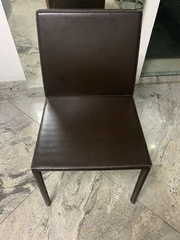 Cadeira em couro marrom 