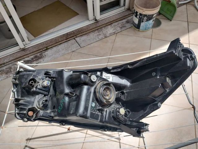 Farol direito da Hilux a recuperar - Foto 4