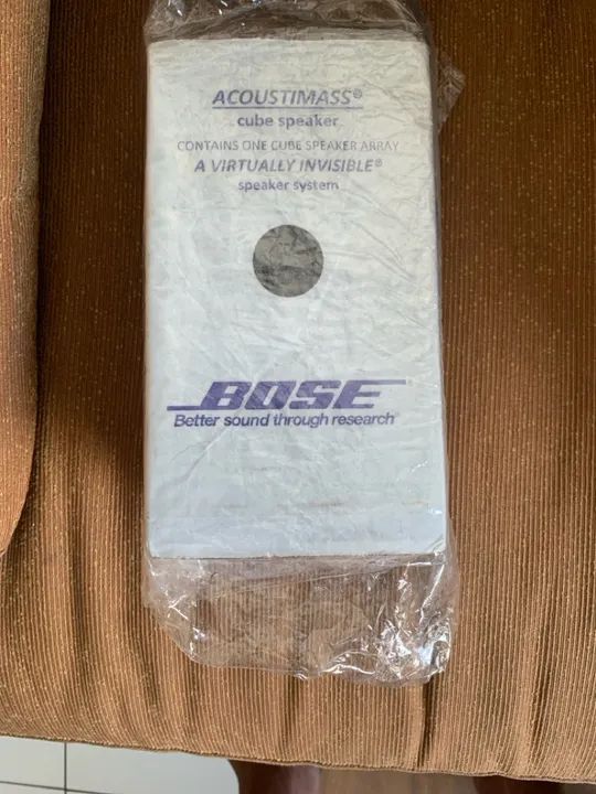 Caixa de Som Acoustmass Cube Speaker Bose - Sistema Virtualmente Invisível