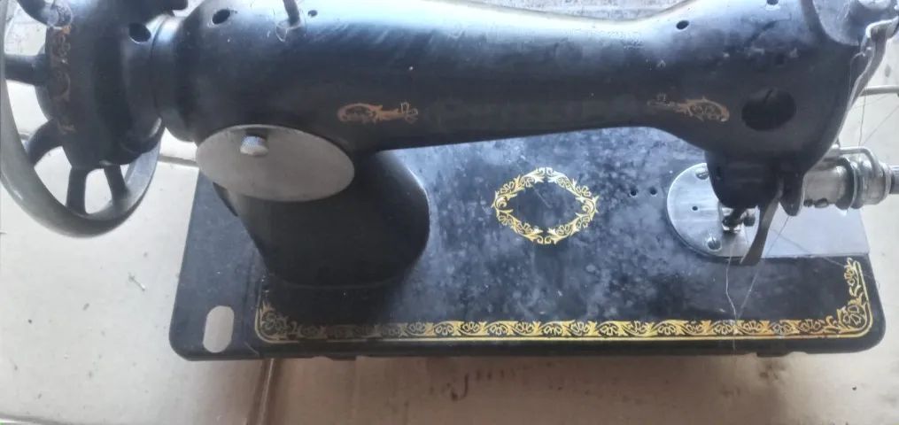 Maquina   antiga de  costura  philips 