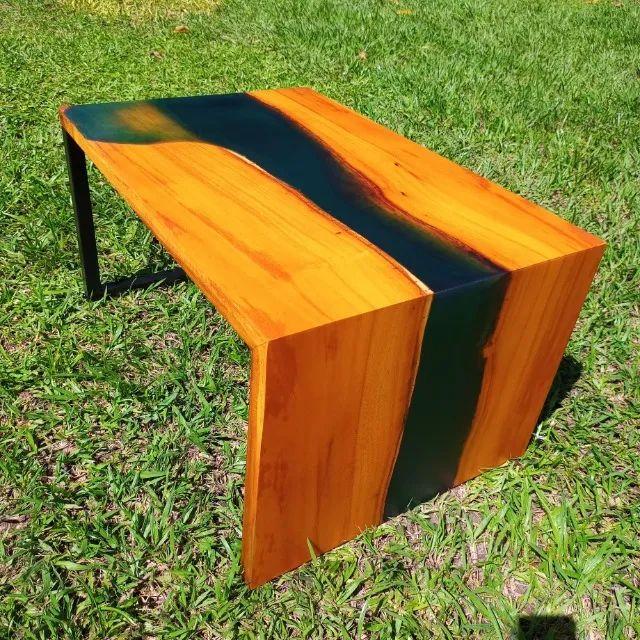 Mesa de centro em madeira rústica e resina