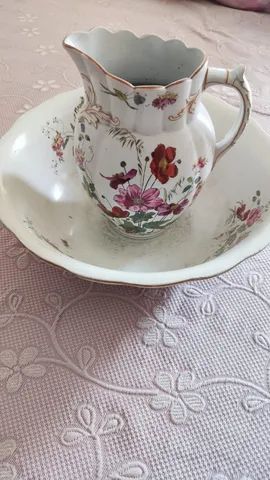 Gomil Antigo com Bacia em Porcelana Antiga, Delicada Pintura em Policromia 