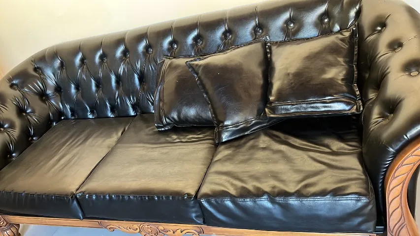 Sofá vintage de madeira e courino