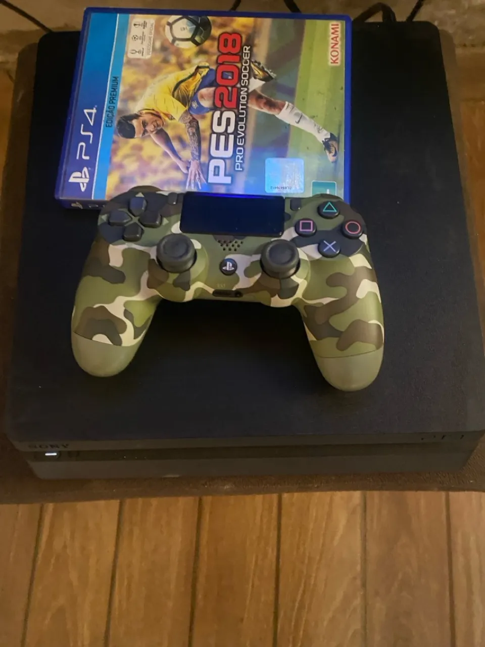 Playstation 4 (PS4) + Controle Camuflado + Jogo PES 2018