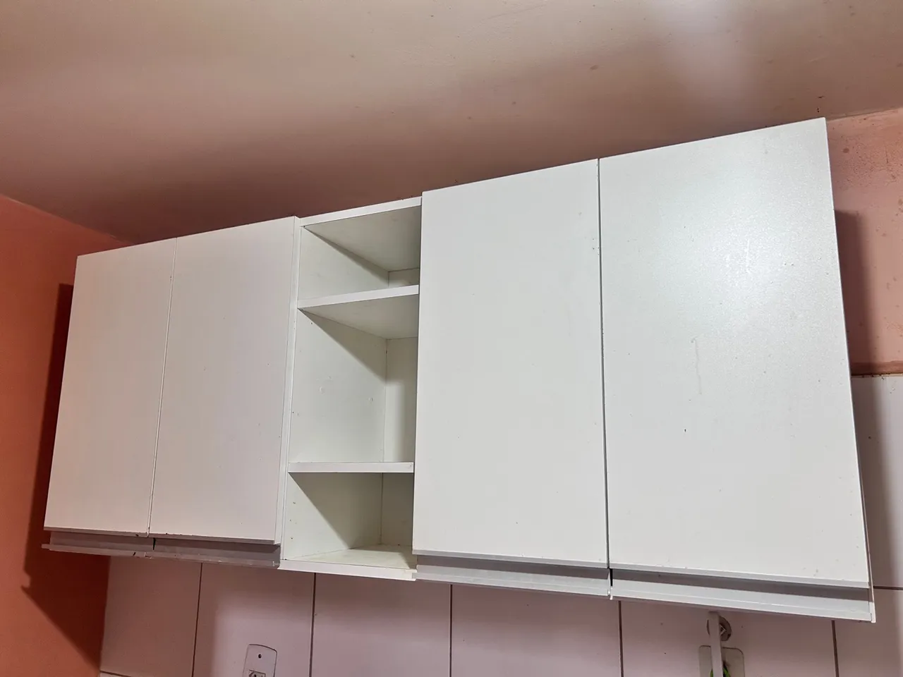 Armário de cozinha branco com nicho