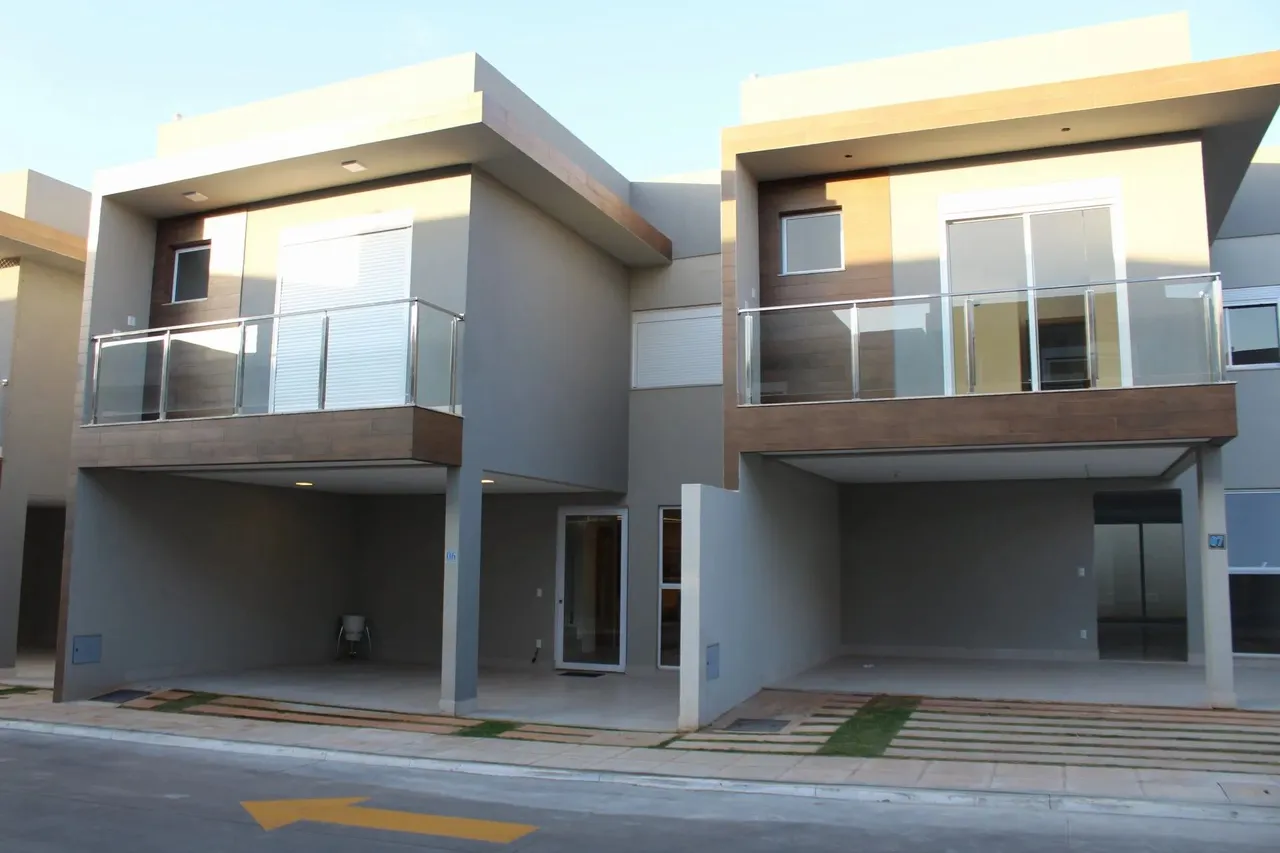 Sobrado em condomínio fechado, 191m², 4 suítes, com piscina privativa no Jardim Atlântico