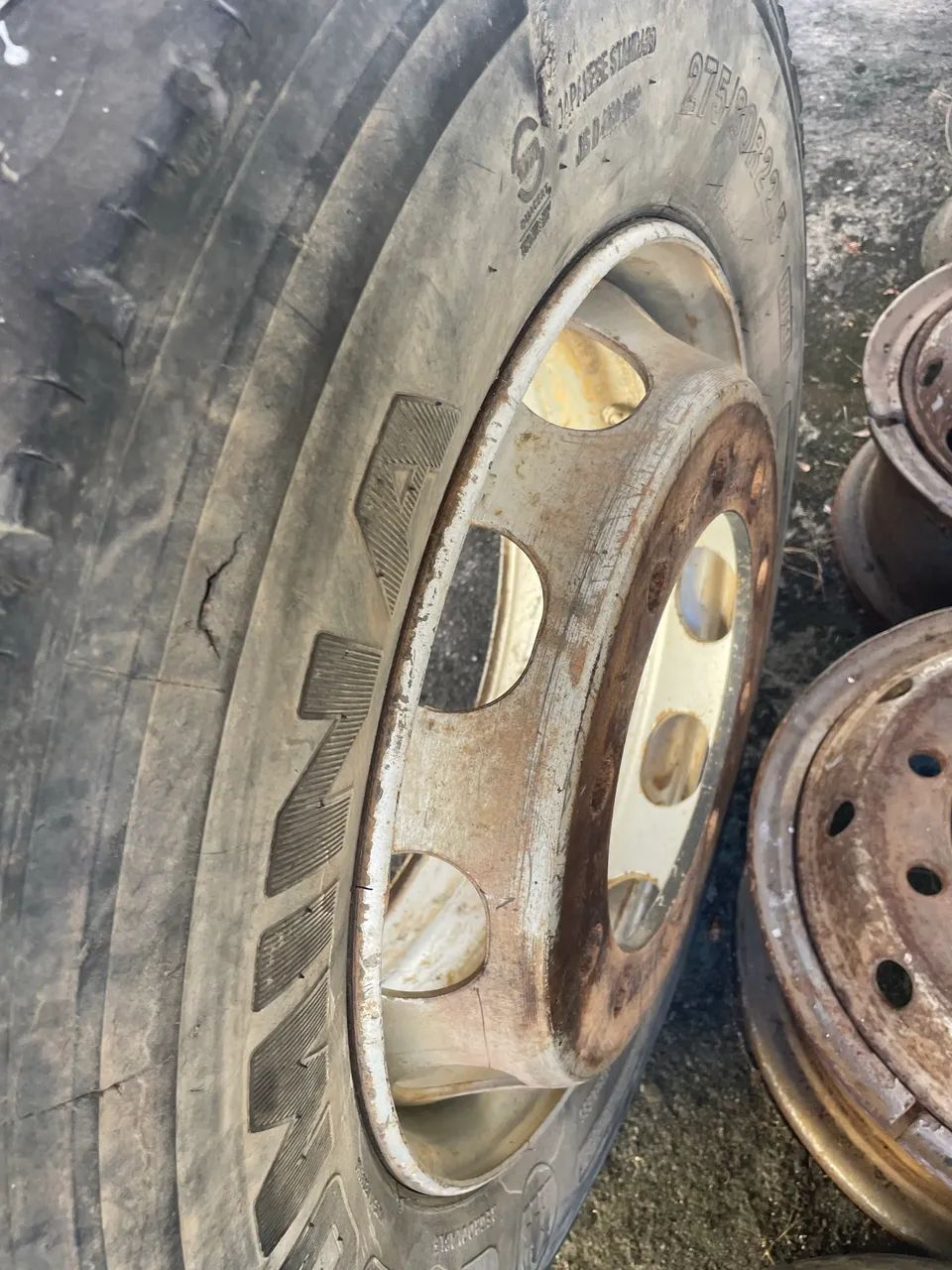 Pneu e roda 275  - Foto 6