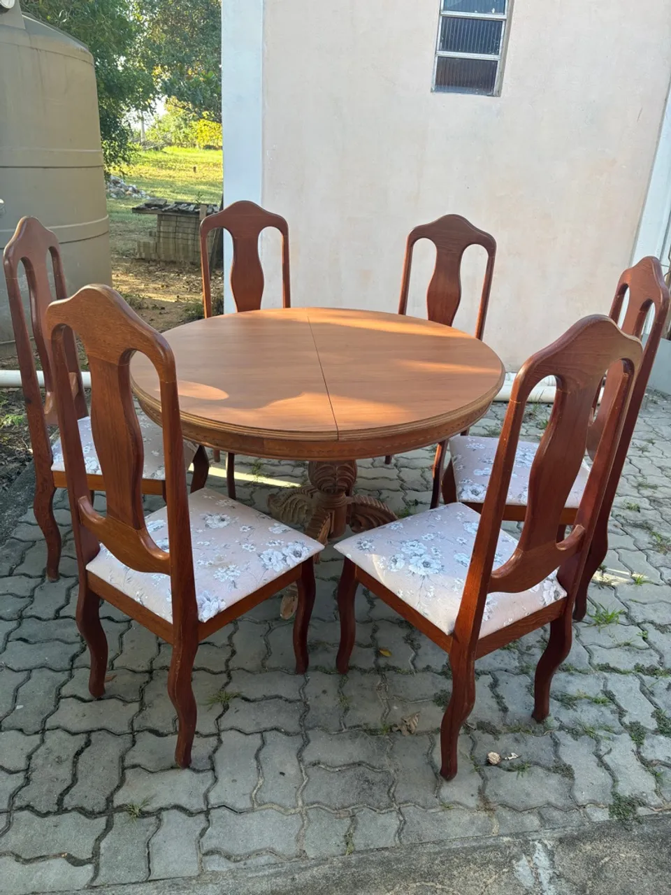 Mesa com cadeiras de madeira 