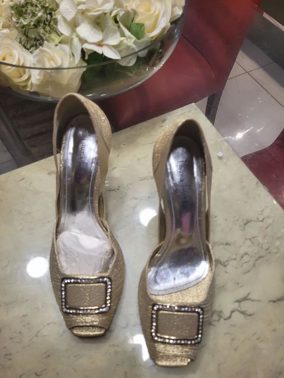 Scarpin Dourado com Detalhes em Strass