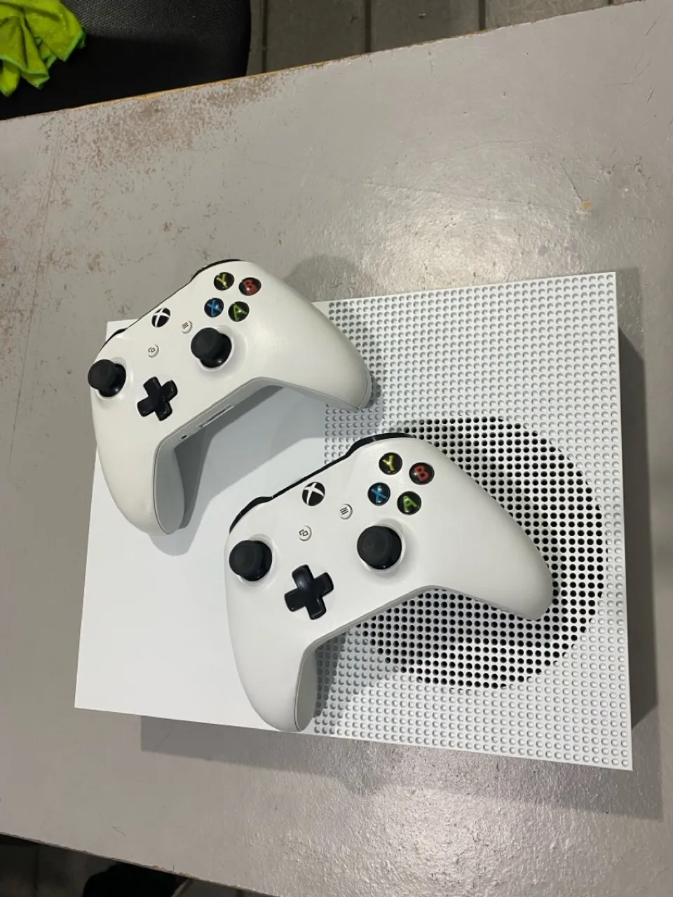 Xbox One S com 2 Controles - Seminovos