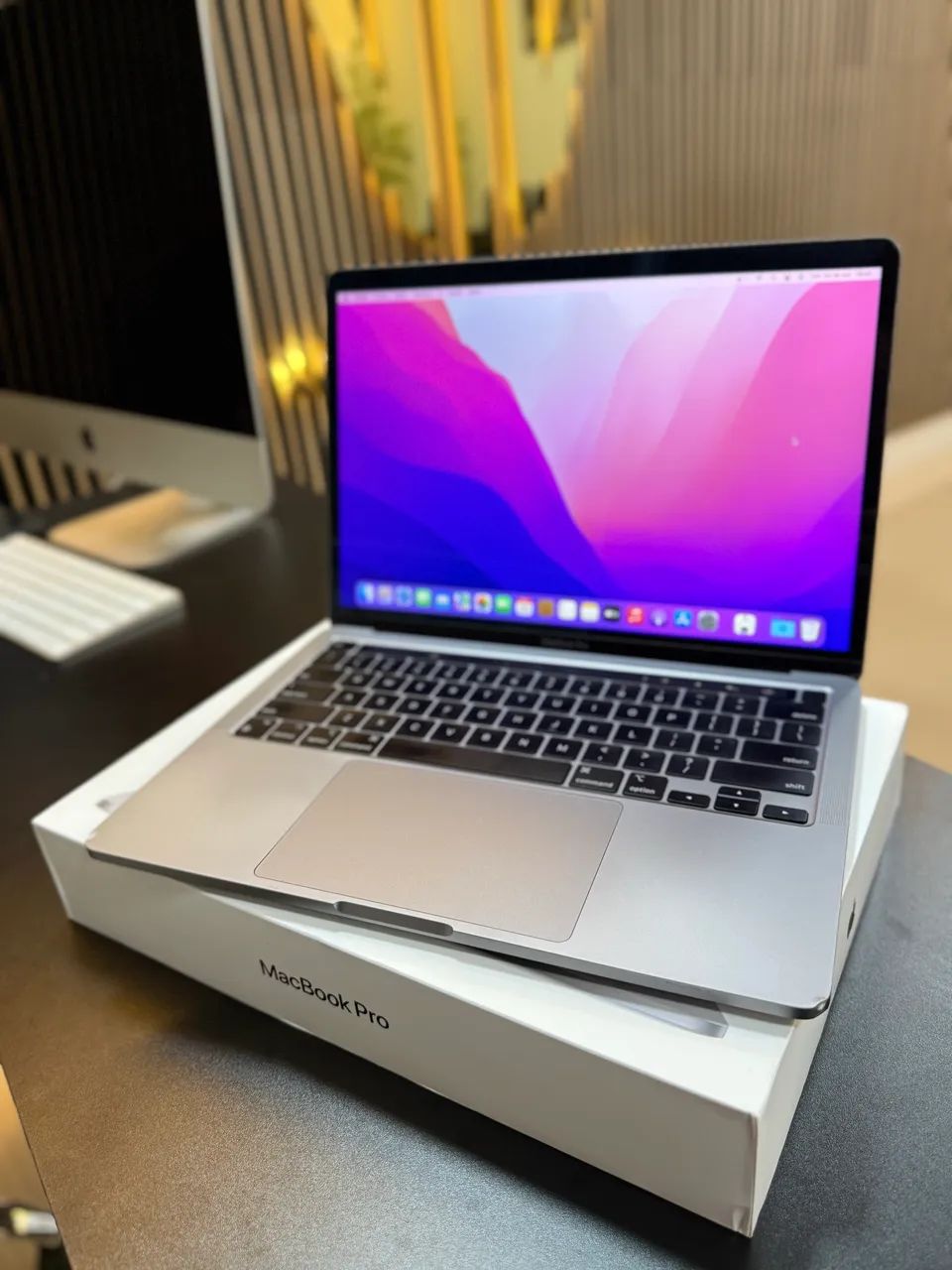 M1 Apple MacBook Pro シルバー 13.3インチMacBook Pro [整備済製品] 8コアCPUと8コアGPUを搭載した