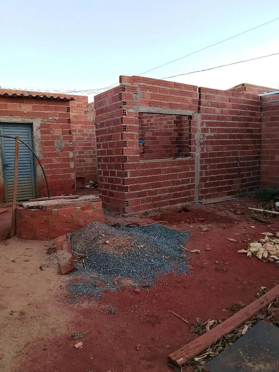 Barracão 1 banheiro 1 quarto 1 cozinha e outro Barracão do lado de uma sala e um banheiro