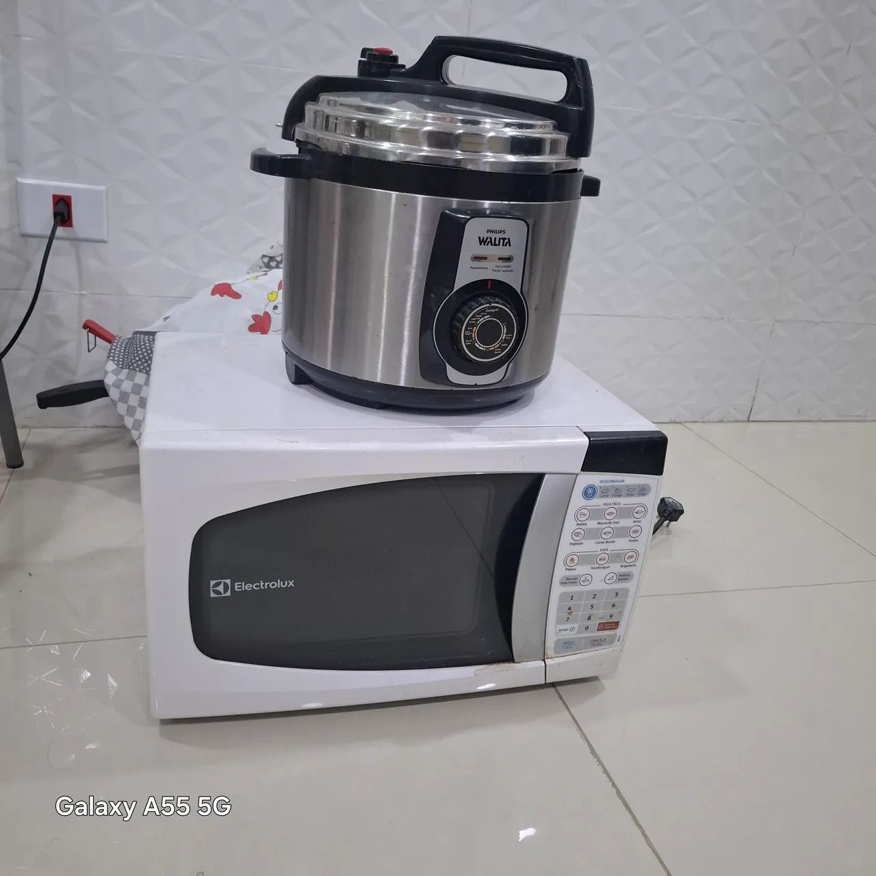 Microondas e panela de fazer arroz