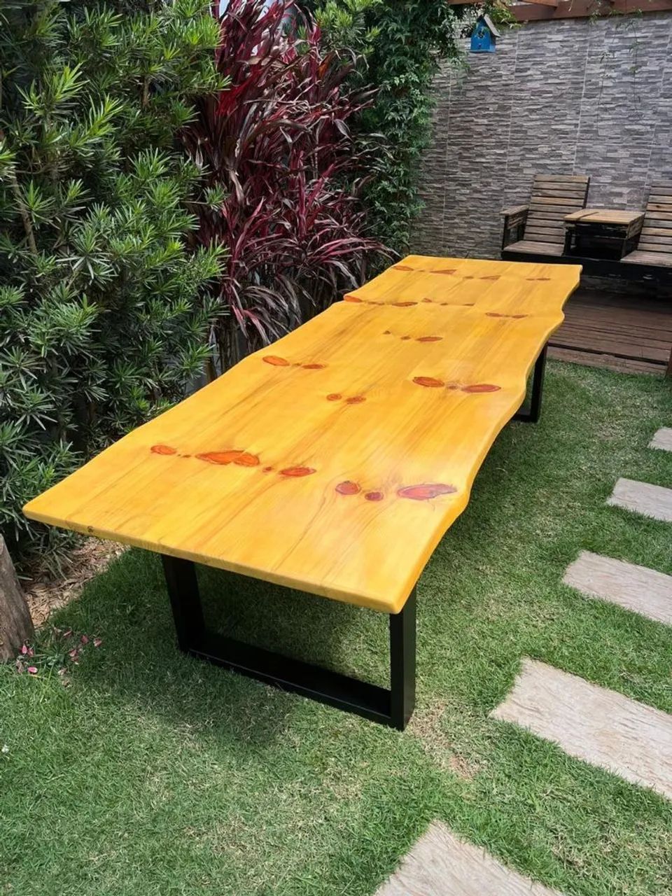 Mesa rústica de madeira com bancos - Foto 3