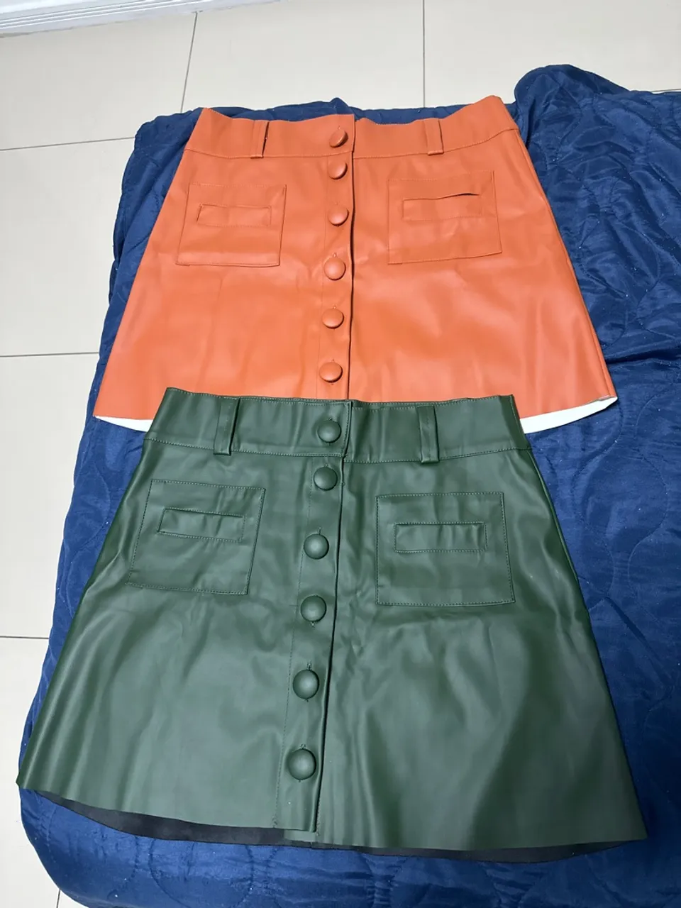 2 Saias de couro sintético com botões - Cores vibrantes!