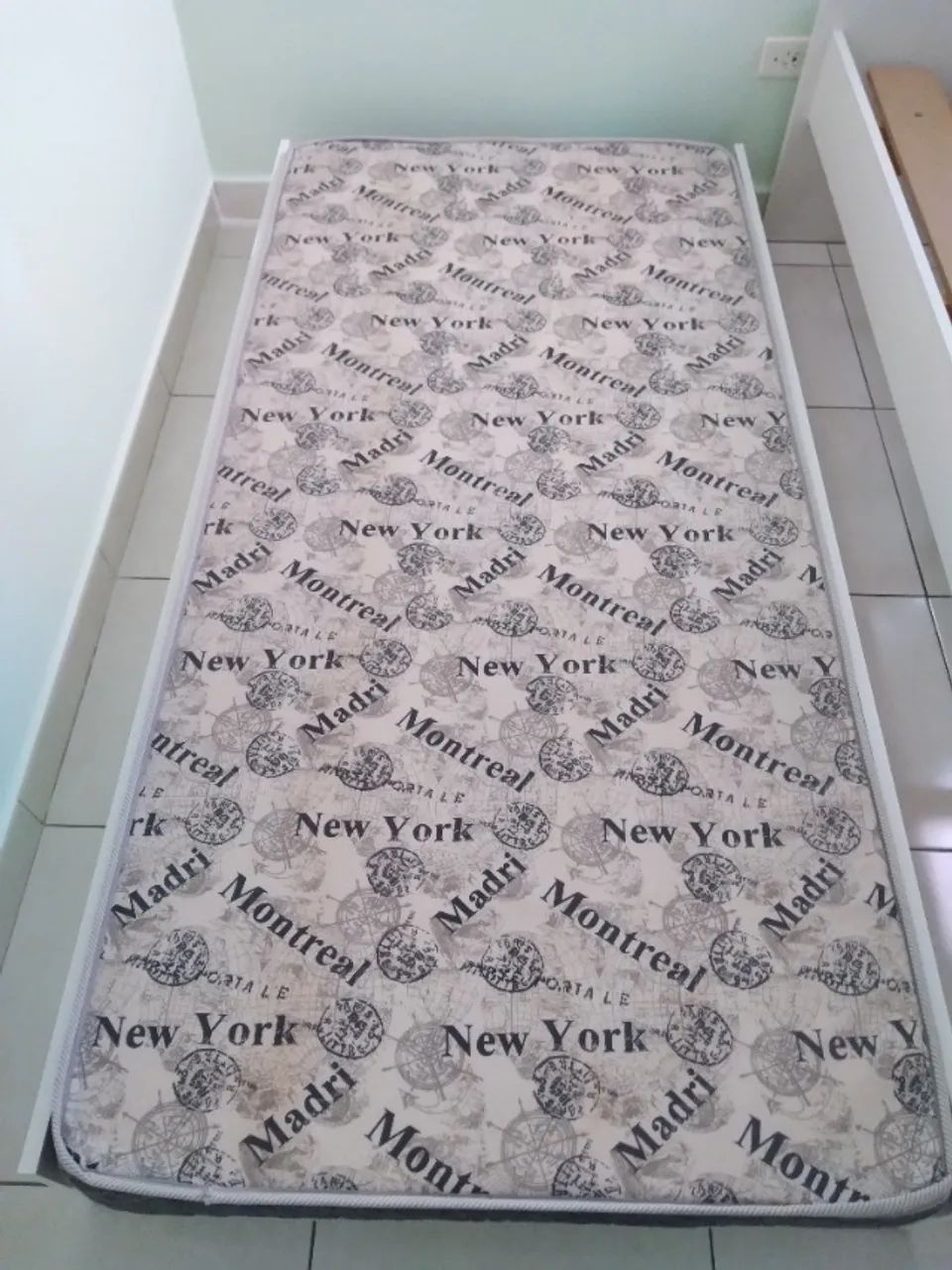 Cama auxiliar branca de MDF com colchão. - Foto 3