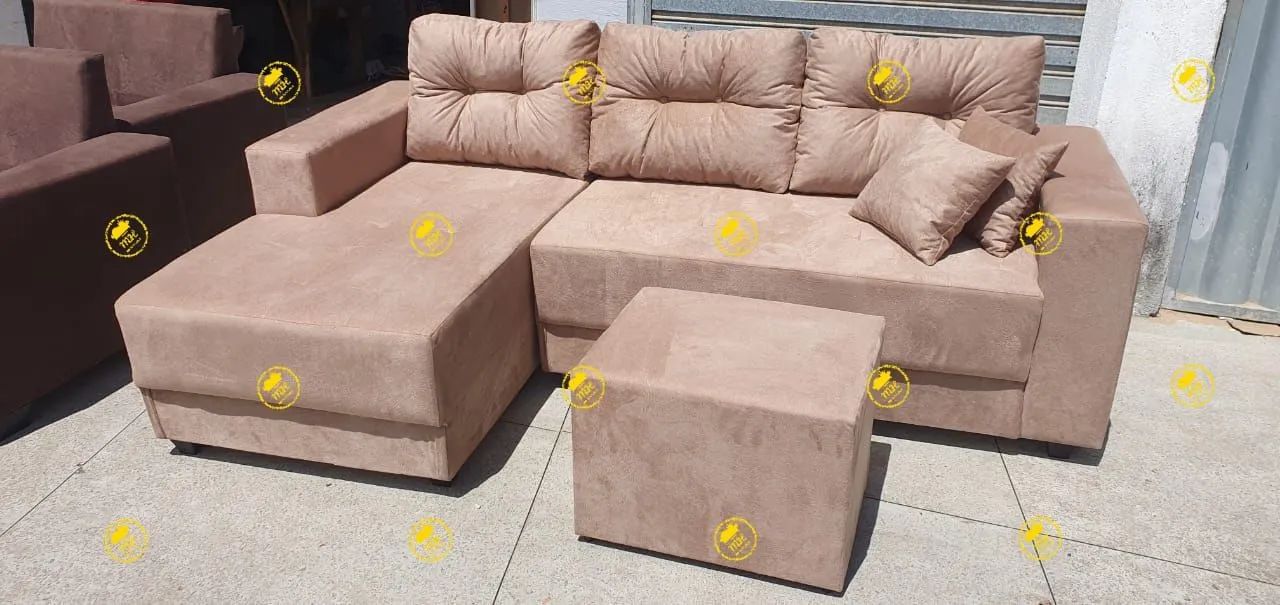 Sofá de canto com puff