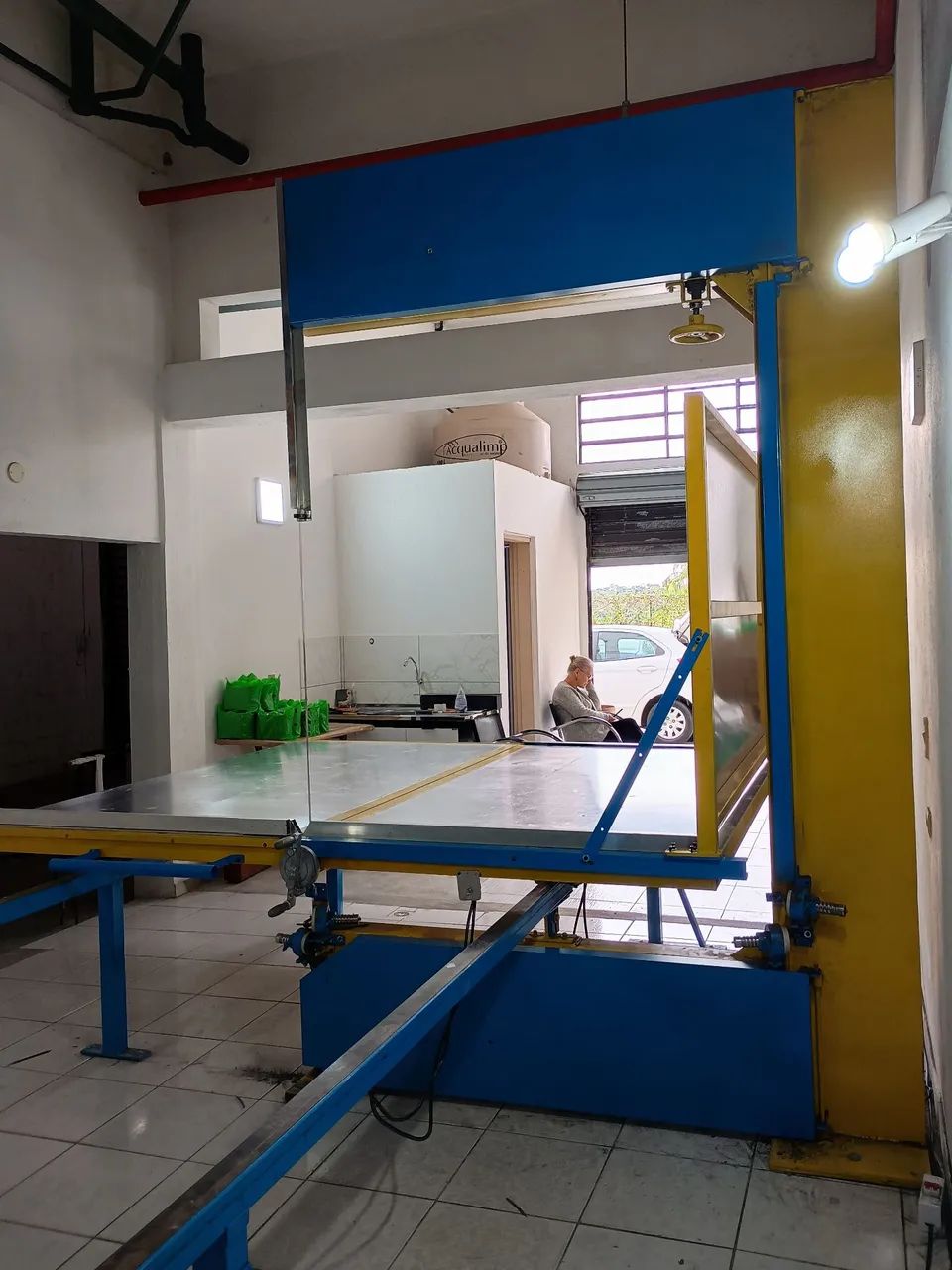 Laminadora vertical para corte de espuma e EVA