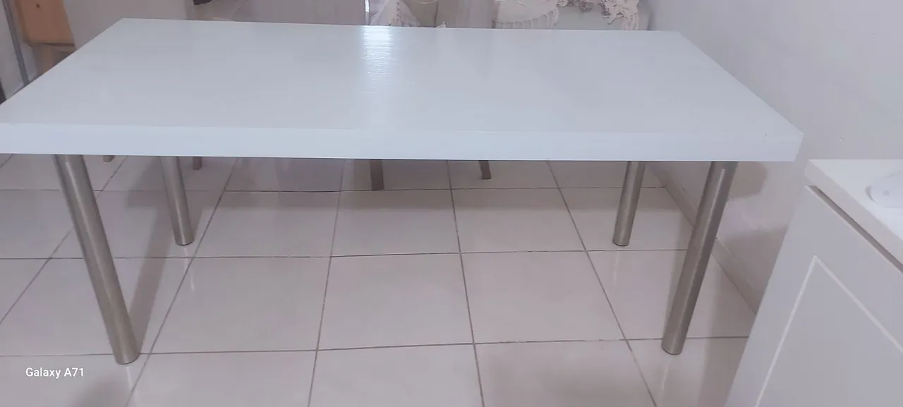 Mesa de Jantar com Pés de Metal