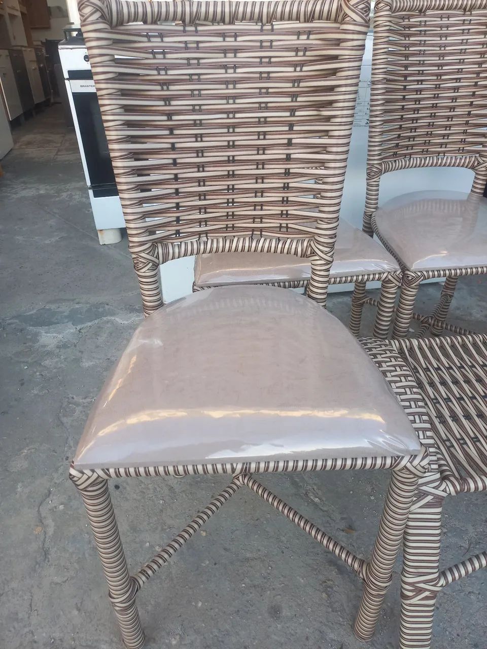 Conjunto de cadeira a unidade 160,00 e centro 130,00