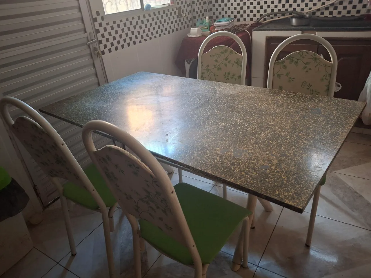 Mesa de jantar com 4 cadeiras
