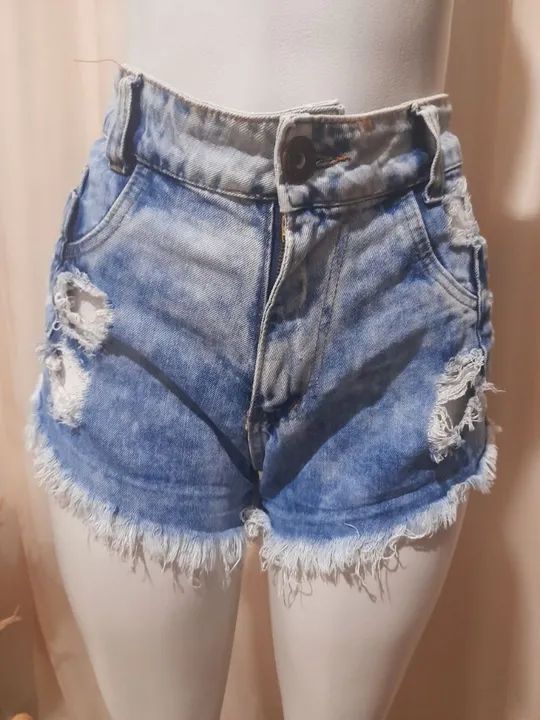 Short jeans feminino desfiado.<br>