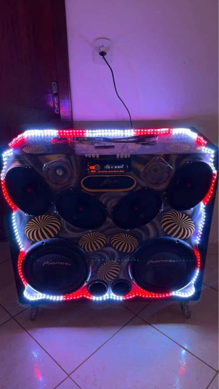 Caixa de Som Automotivo Personalizada com LEDs