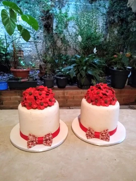 Kit Bolo Fake Flores vermelhas + 11 Mini Bolos - Foto 3