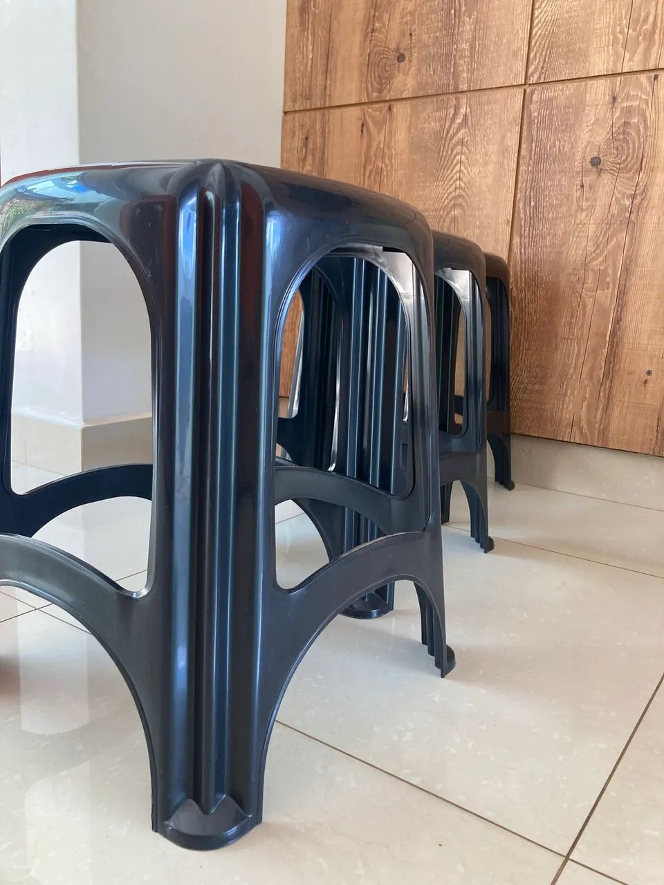Kit com 3 Bancos de Plástico Tramontina - Preto - Foto 4