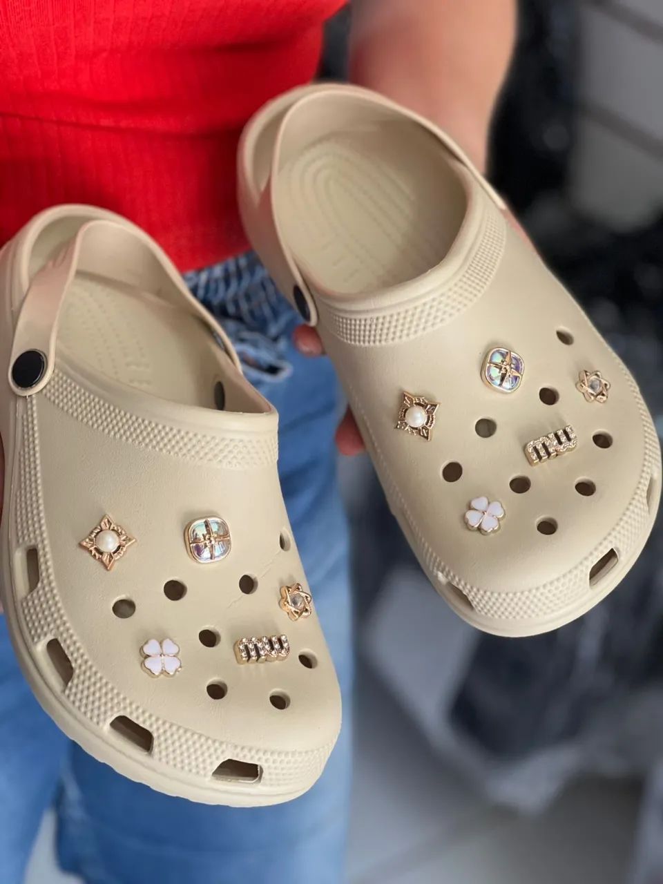 Crocs com detalhes 