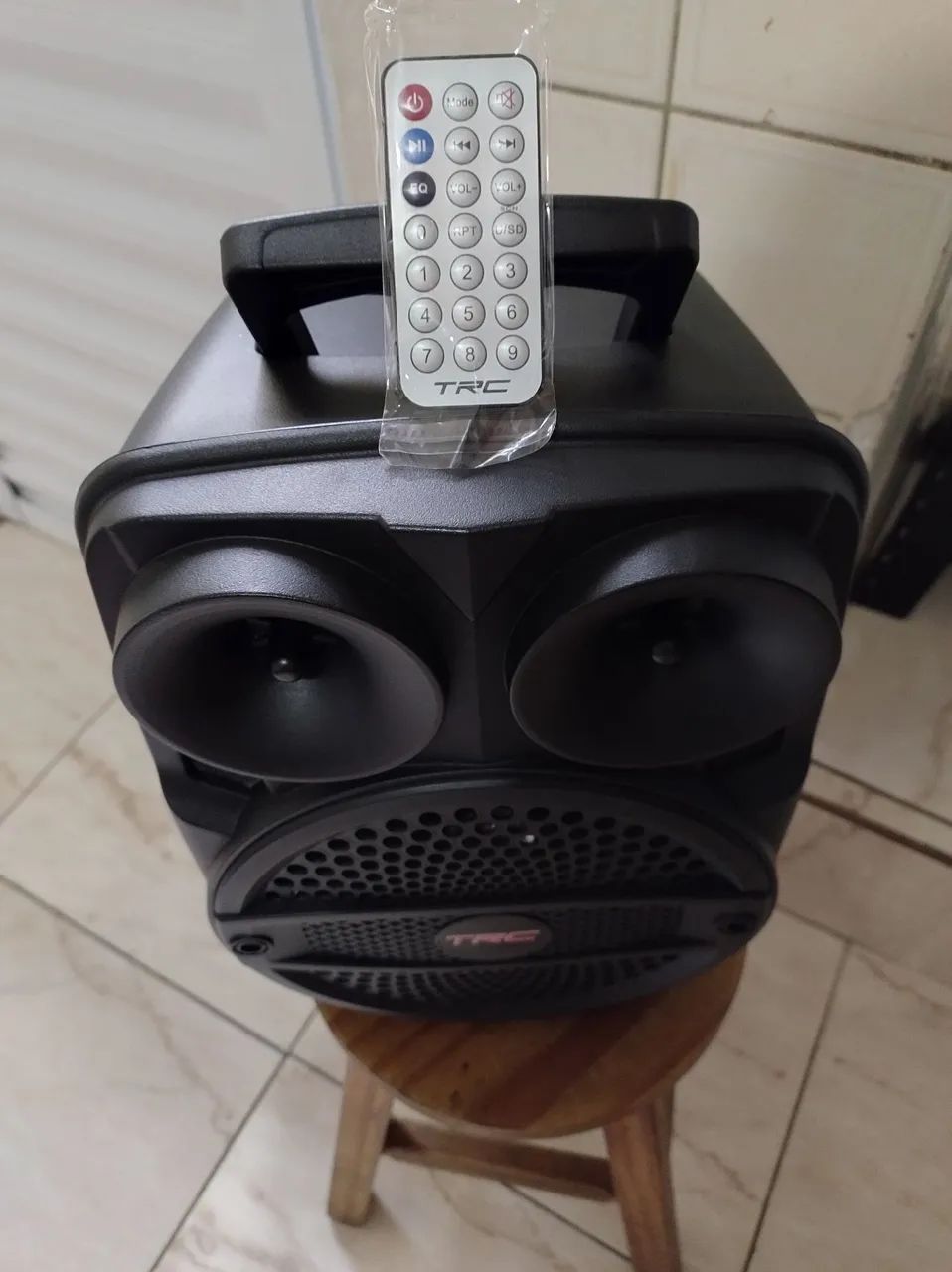 Caixa de som 130 watts rms com Bluetooth e pen drive rádio