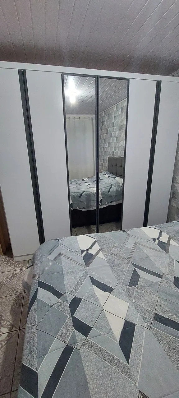 Guarda-Roupa Moderno com Espelho