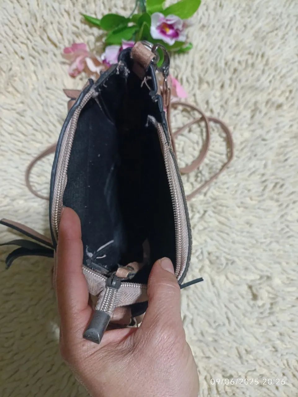 Bolsa de ombro Nude com detalhes e alça ajustável. - Foto 3