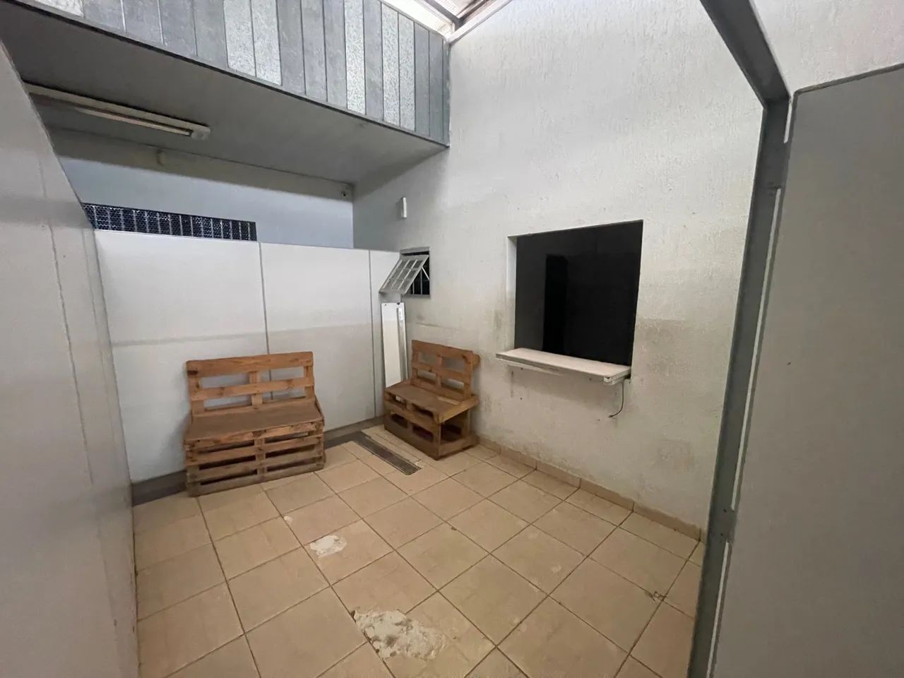 Prédio com 600 m2 em frente a EPNB, com amplo estacionamento - Foto 3