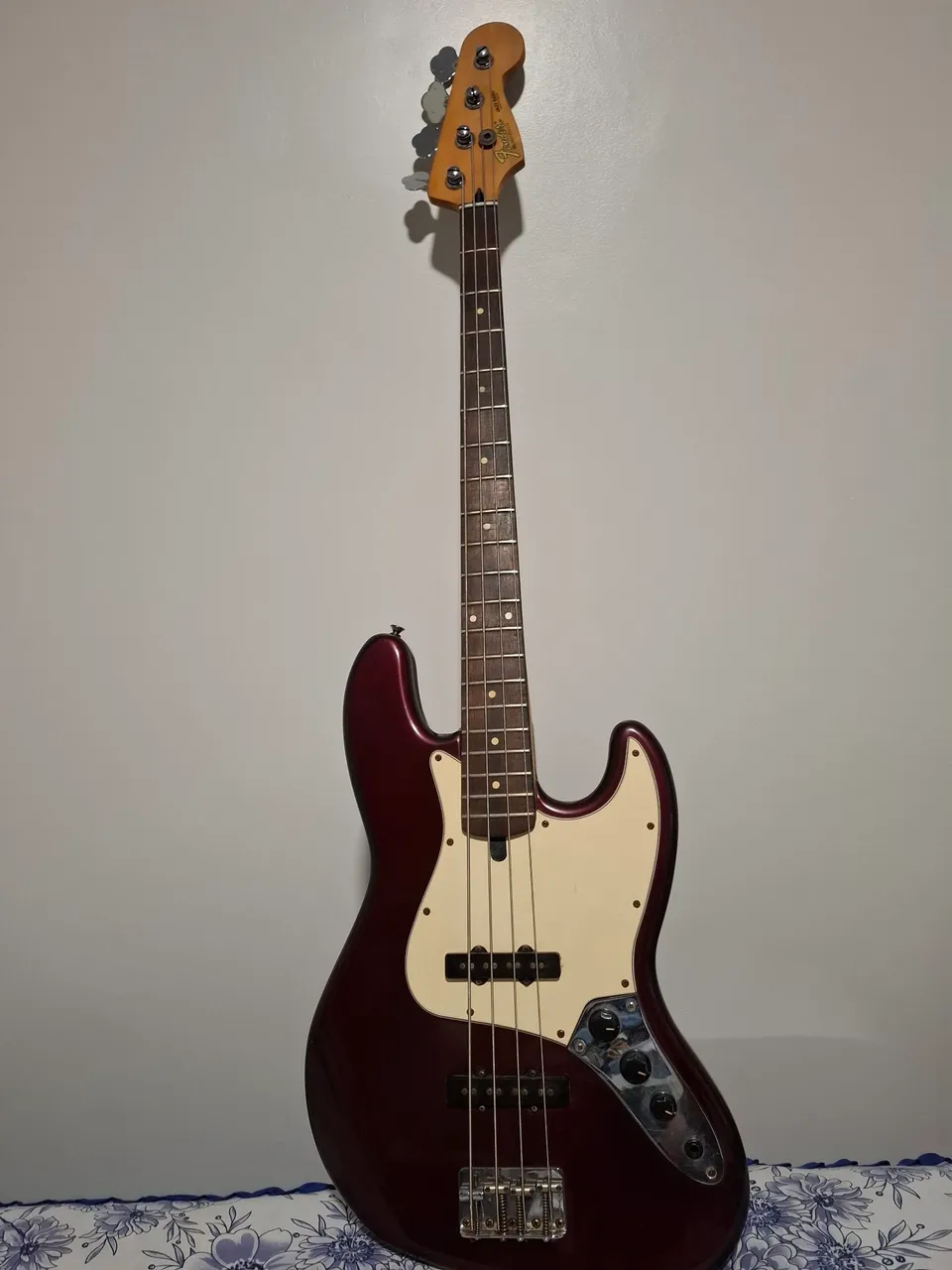 Baixo Fender Jazz Bass - Vermelho Bordô