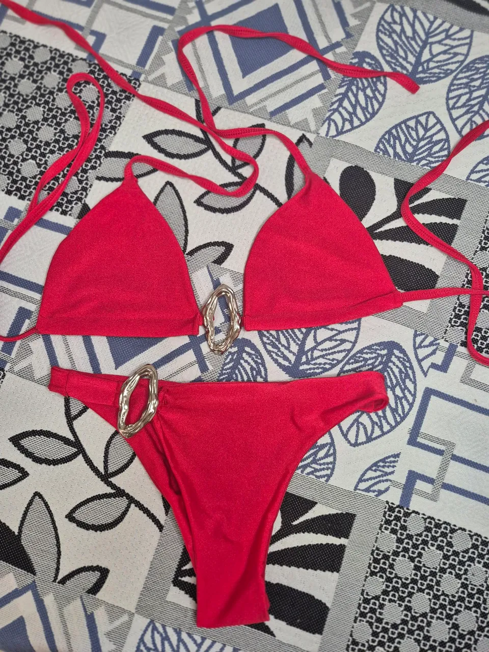 Biquíni vermelho com detalhes em metal
