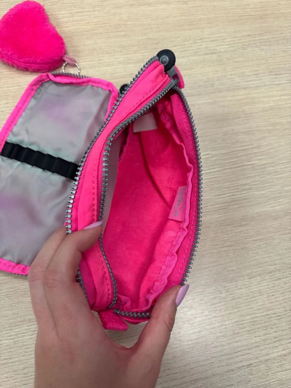 Estojo Kipling Rosa Neon com Chaveiro Original - Foto 4