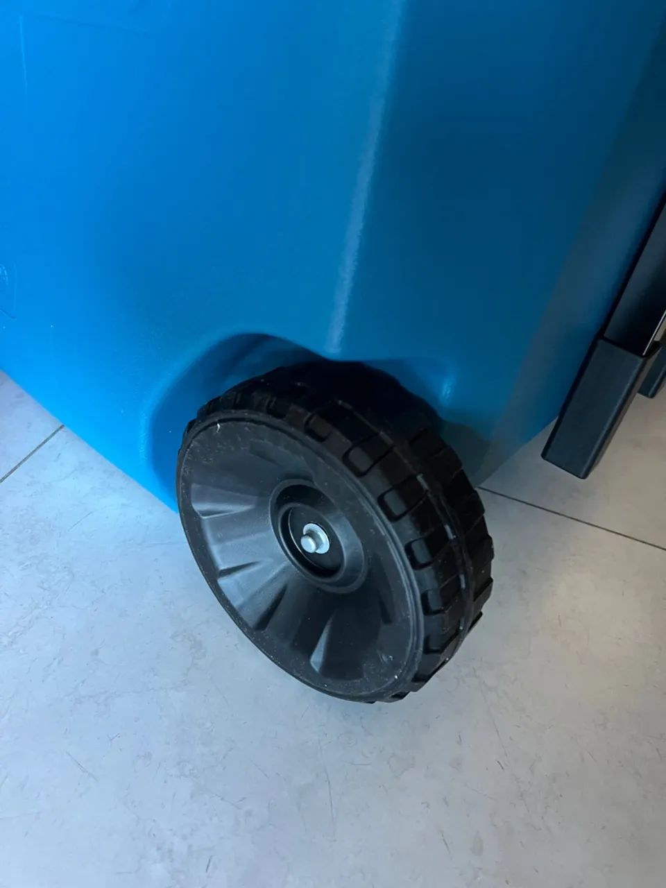 [Novo, lacrado] Cooler Coleman Chiller 60 QT Azul com rodas - Foto 2