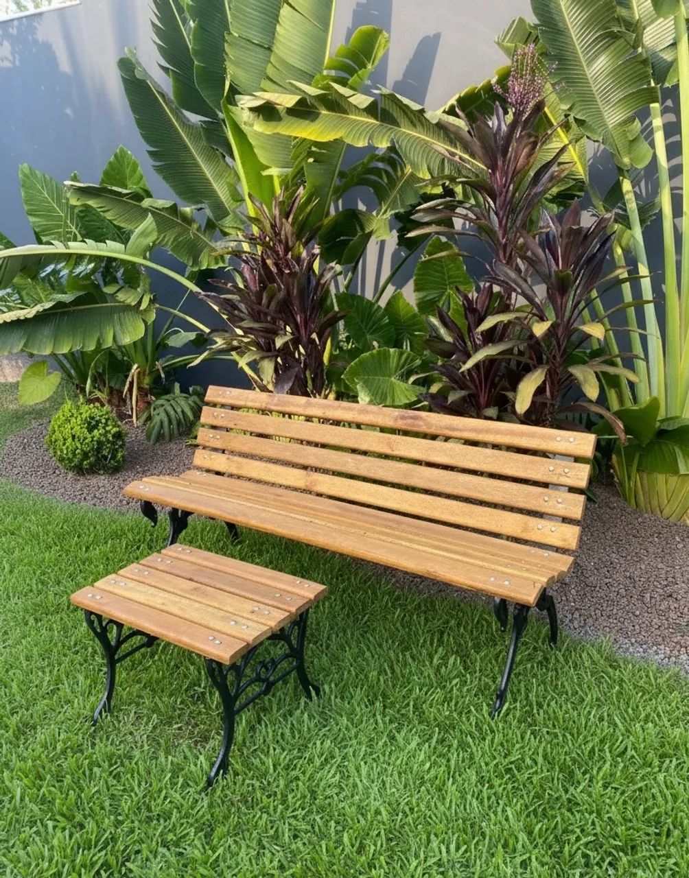 Conjunto de Banco e Mesa de Jardim Pés de ferro . - Foto 4