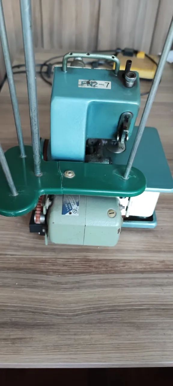 Máquina de overloque com pedal e diversos carreteis de linhas e várias cores64850147193090122