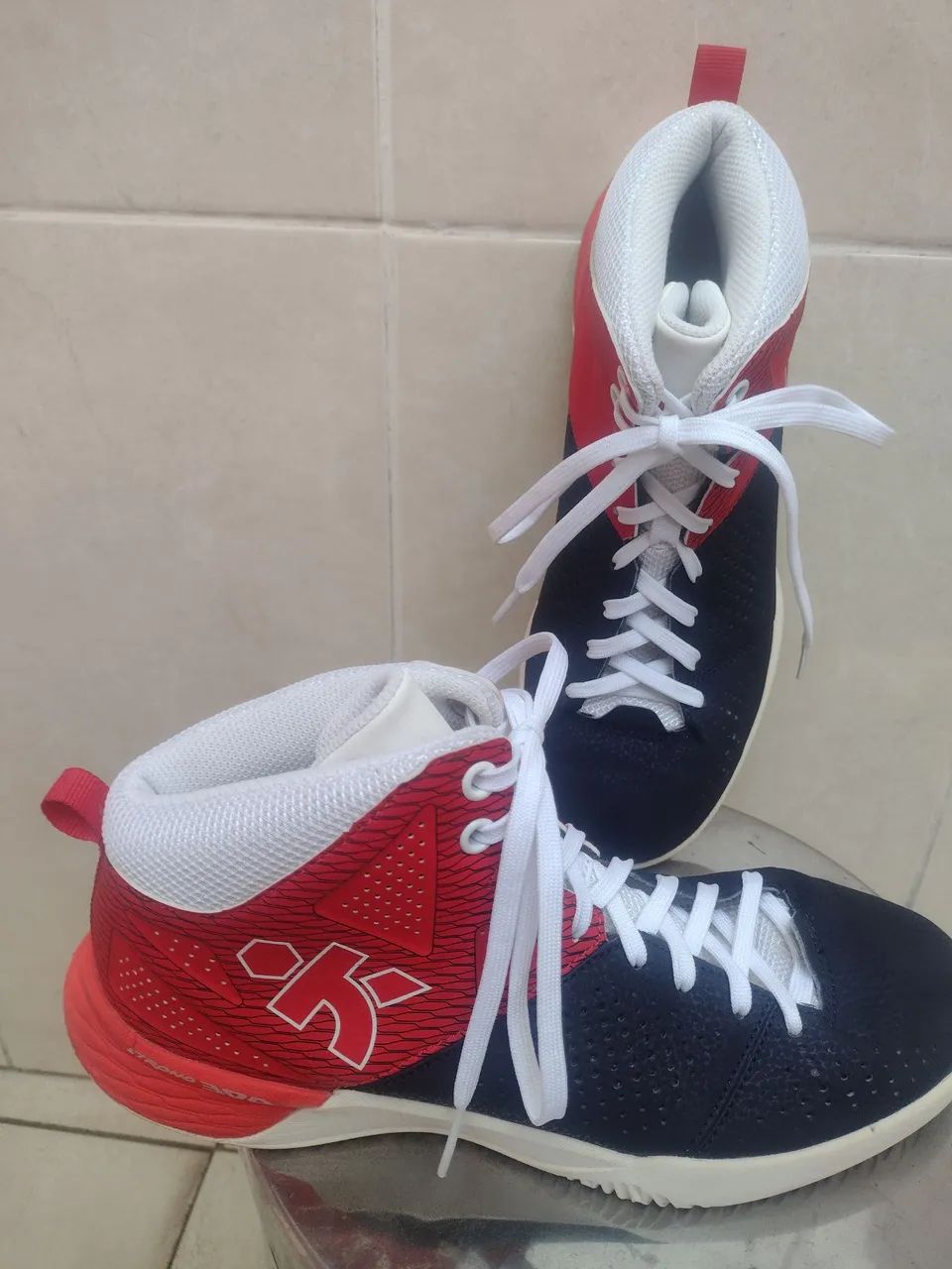 Tênis strong 300 kipsta para basquete vermelho e azul 