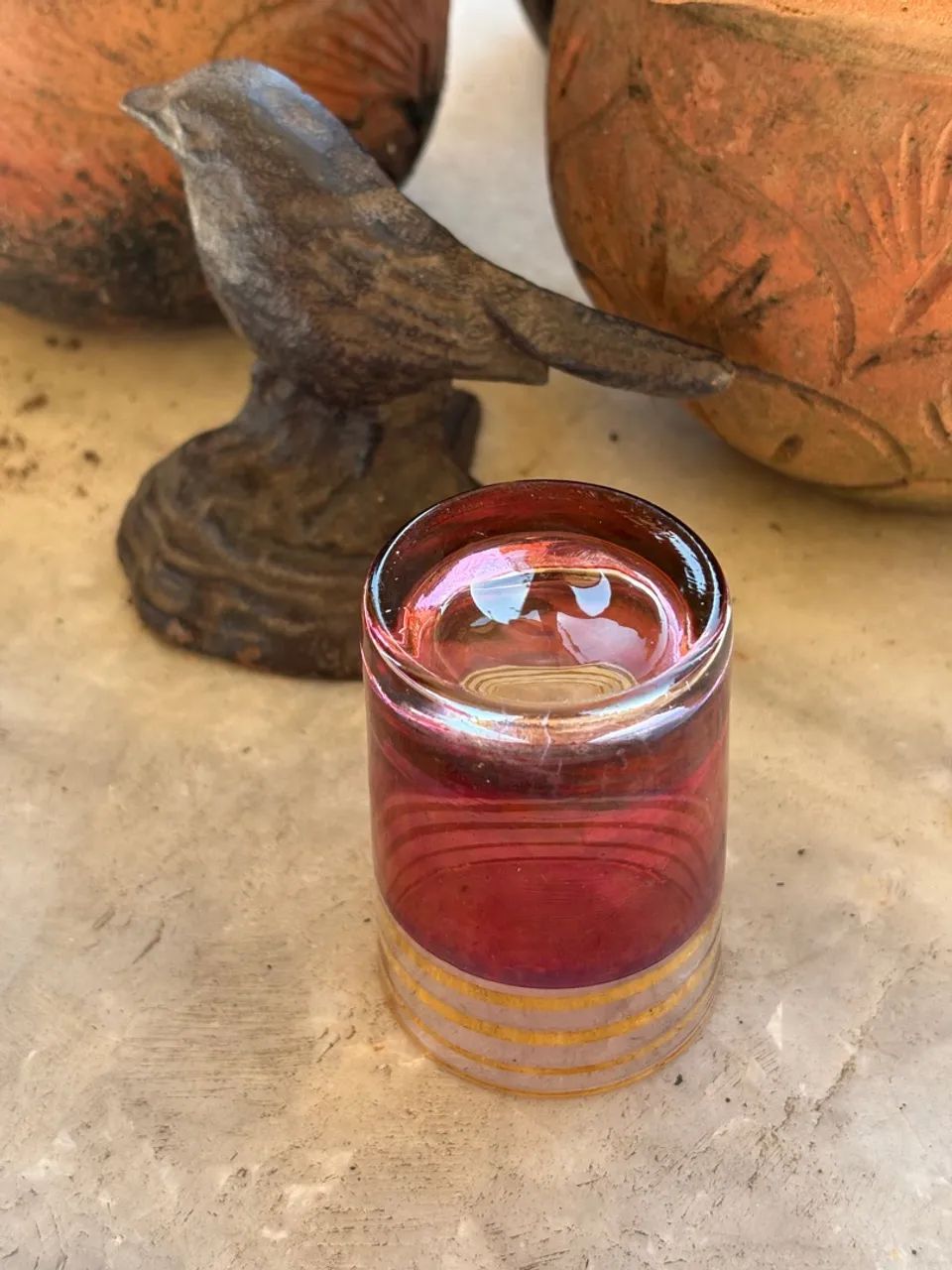 Copo de vidro, fundo duplo, rubi com detalhes dourados 7,5cm - Foto 2