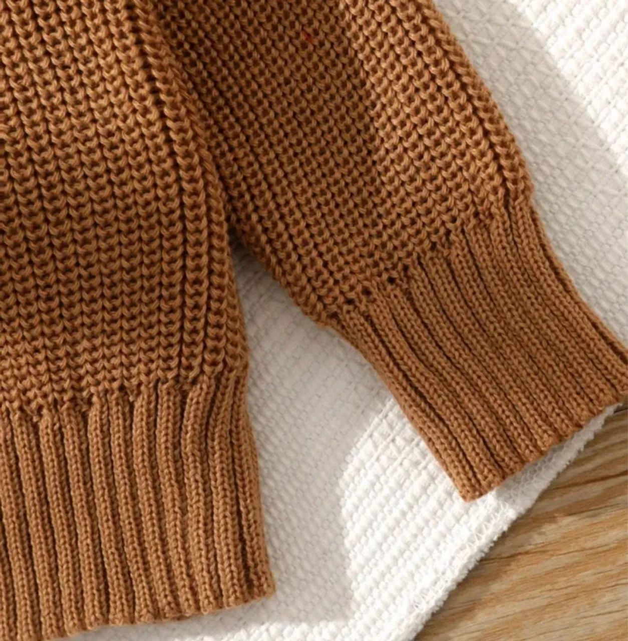 (NOVO! / 06-09 Meses) Blusa sueter pulôver em tricô caramelo infantil unissex - Foto 2